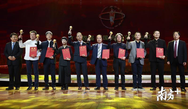 22日晚，深圳，潮绣作品《岁朝清供》作者之一佘可燕（左四）上台领奖