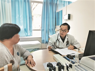 医生为签约居民讲解医嘱。