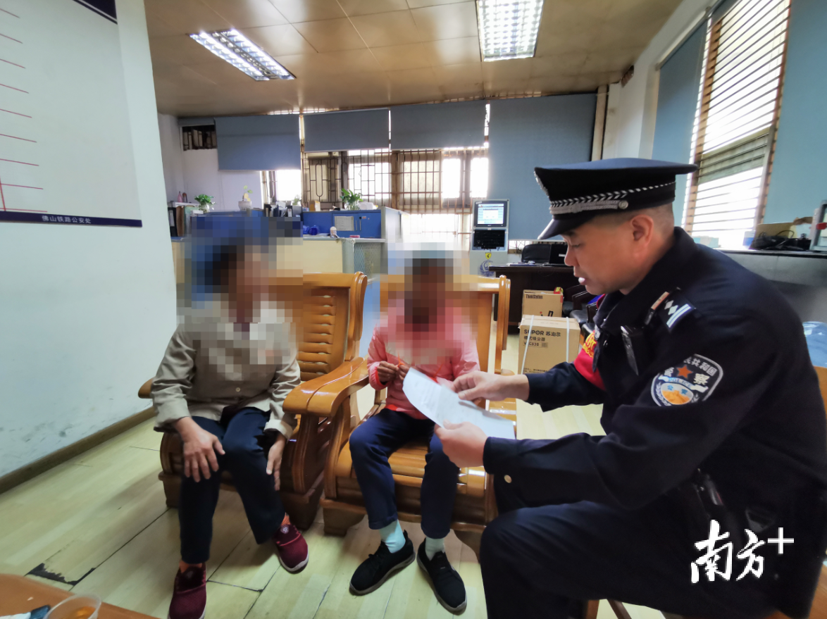 在佛山车站派出所民警帮助下，流浪女子找到了她的家人，并踏上回乡之路。佛山车站派出所供图