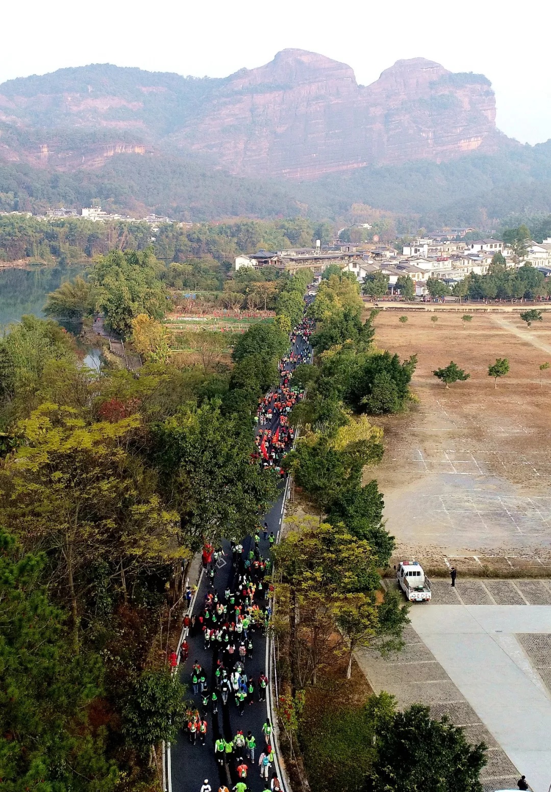 山地马拉松赛途经美丽丹霞。
