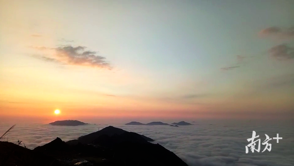 凤凰山因云海美景又称“小黄山”。