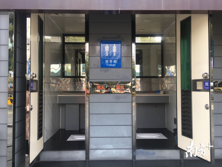 佛平路新型轻型环保厕所,实现“当晚吊装,次日开放”。 佛平路新型轻型环保厕所,实现“当晚吊装,次日开放”。