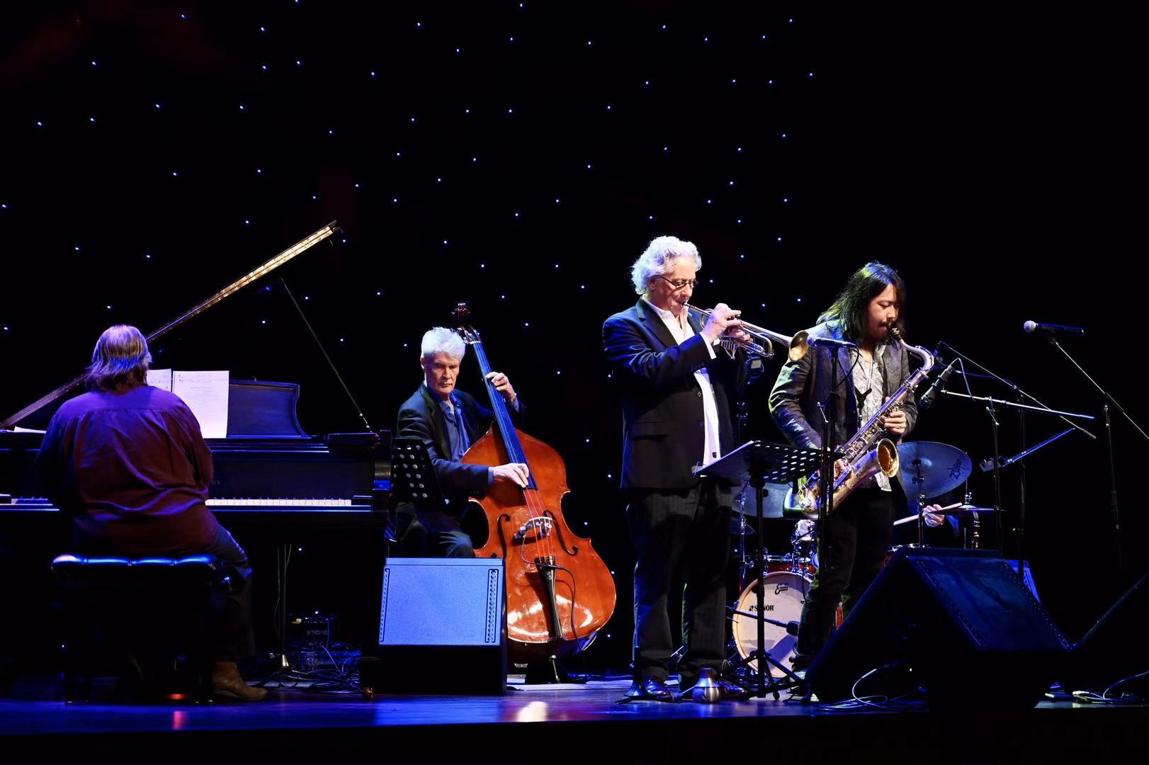 视频|穿越半部爵士乐历史,当代爵士乐"时光机"奏响广东艺术剧院