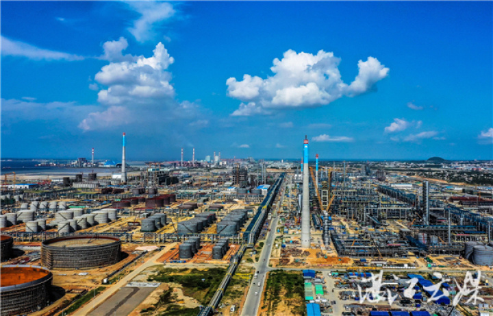 中科炼化项目一期建设如火如荼。记者刘冀城 摄 通讯员聂冬生 吴金梅 林江海 