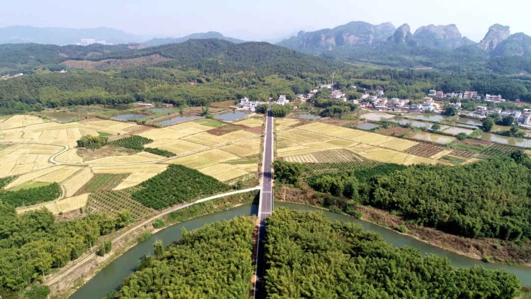 阅丹公路沿途风景美不胜收。