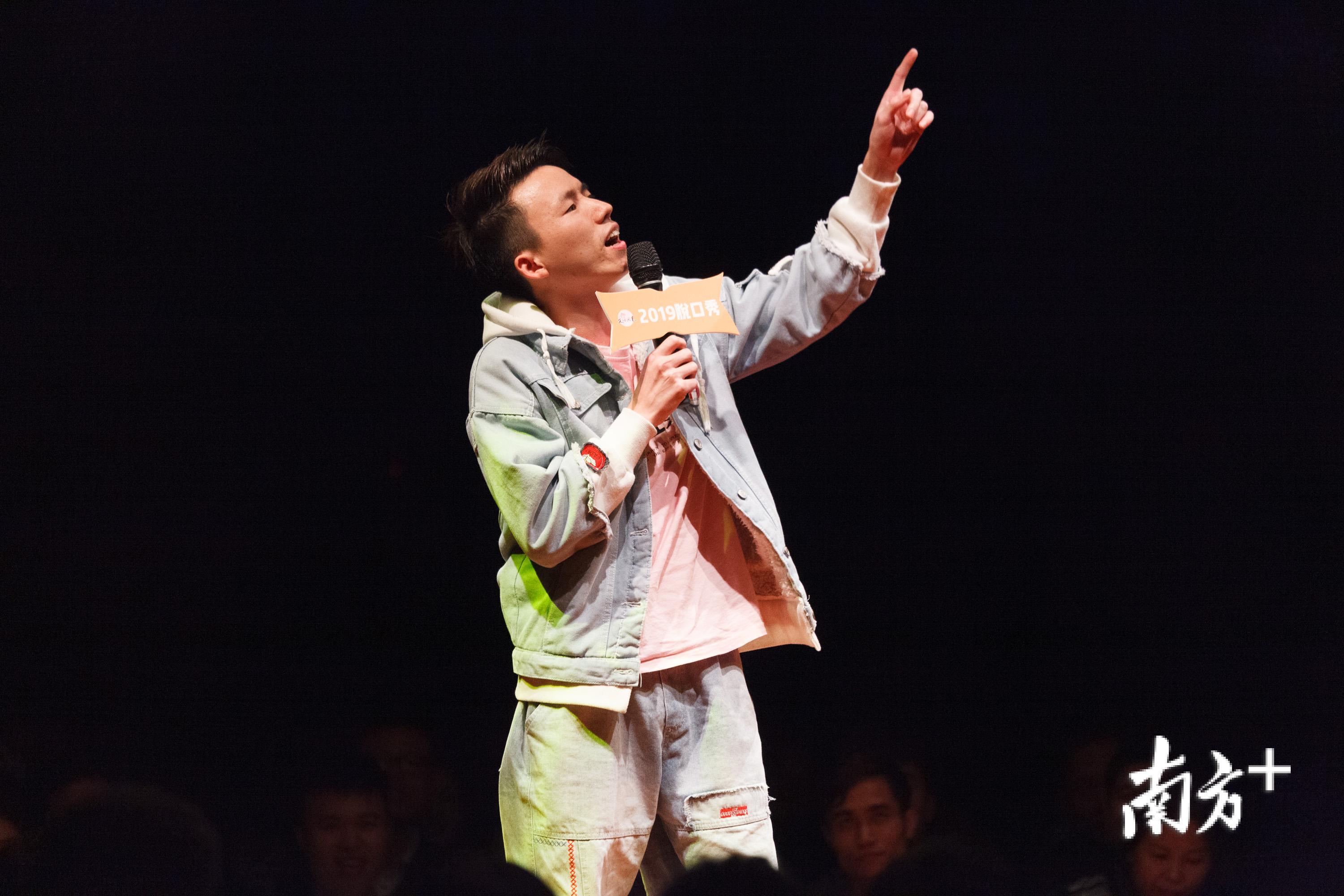 全粤语表演欢乐登场莞城脱口秀系列演出年度收官