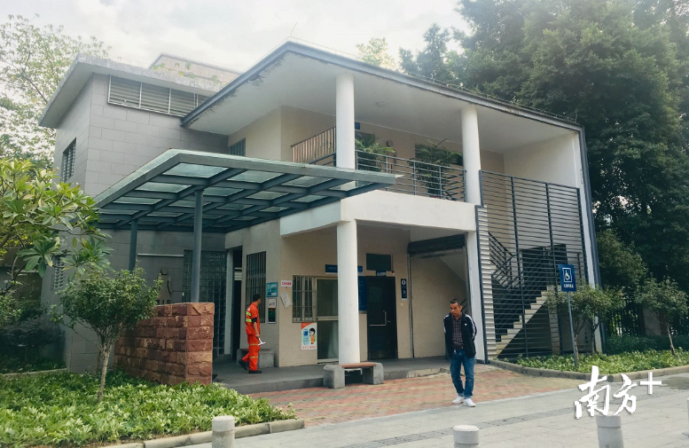 南约七十四街区公厕2009年投入使用,使用十年仍焕然一新。 南约七十四街区公厕2009年投入使用,使用十年仍焕然一新。