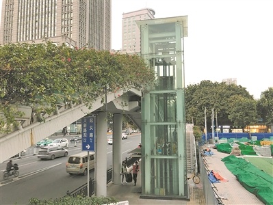 解放南路天桥的透明电梯.