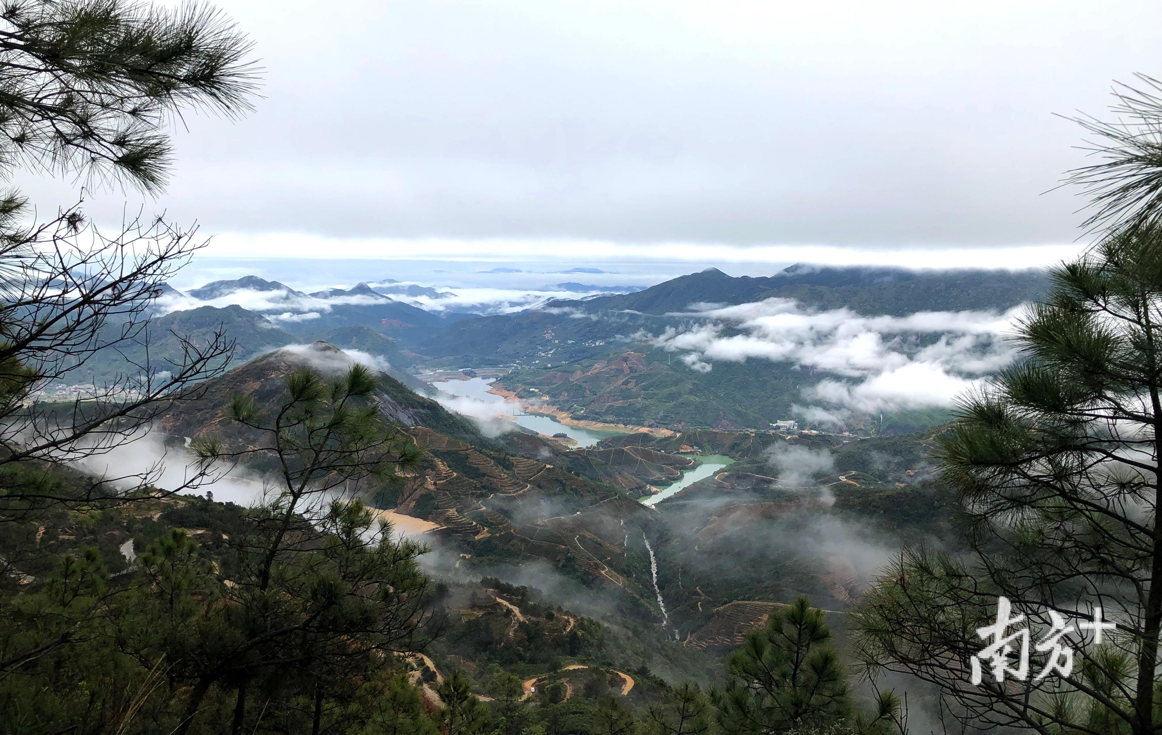 薄云缠绕山头。