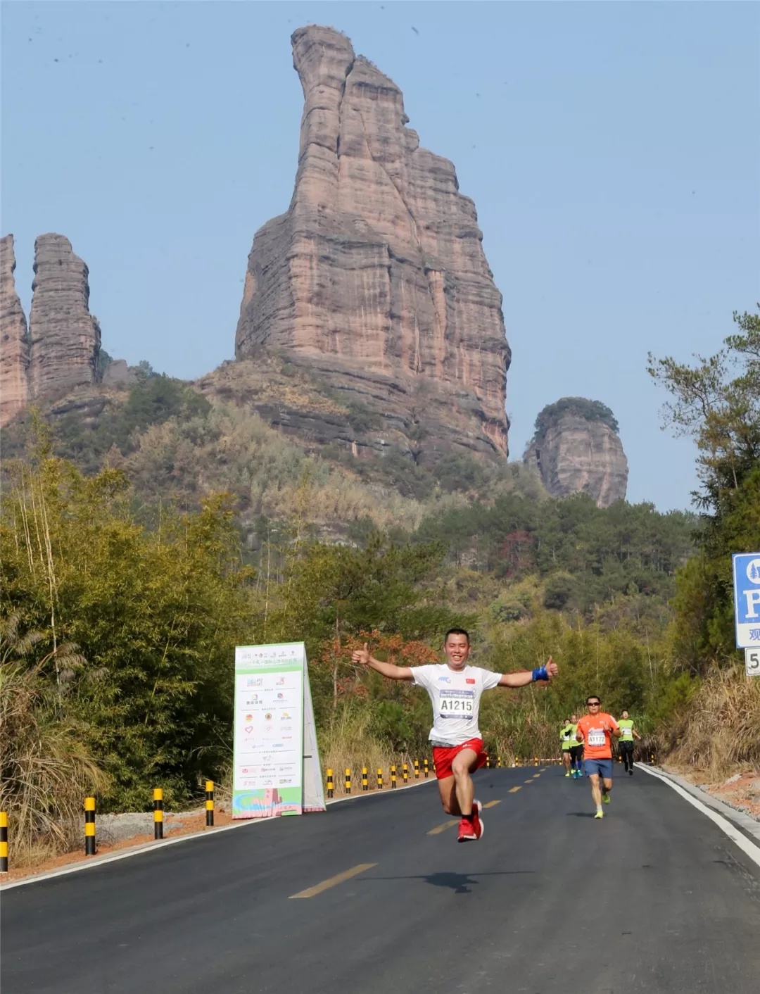 选手奔跑在丹霞山景区和“网红”阅丹公路上。