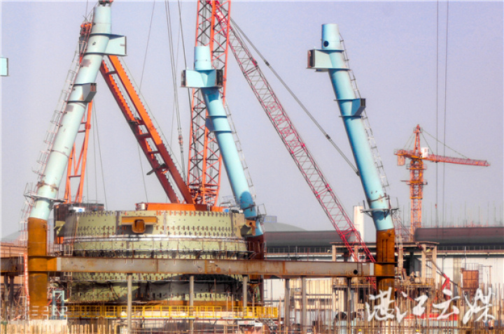 宝钢湛江钢铁3号高炉系统项目正加紧建设。 记者 张锋锋 摄 