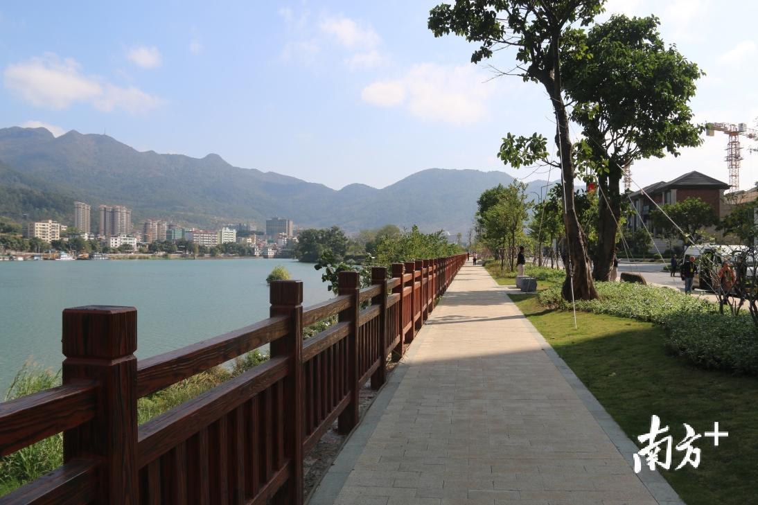 阳山连江河畔。