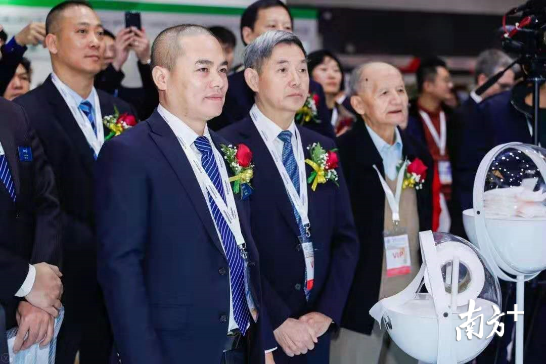 南海南新无纺布有限公司董事长崔彦昭(前排左一)。受访者供图 南海南新无纺布有限公司董事长崔彦昭(前排左一)。受访者供图
