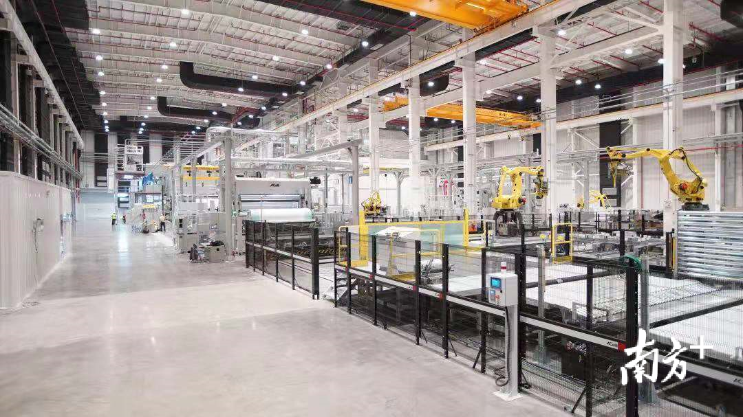 南海南新无纺布有限公司的全自动生产线。受访者供图 南海南新无纺布有限公司的全自动生产线。受访者供图
