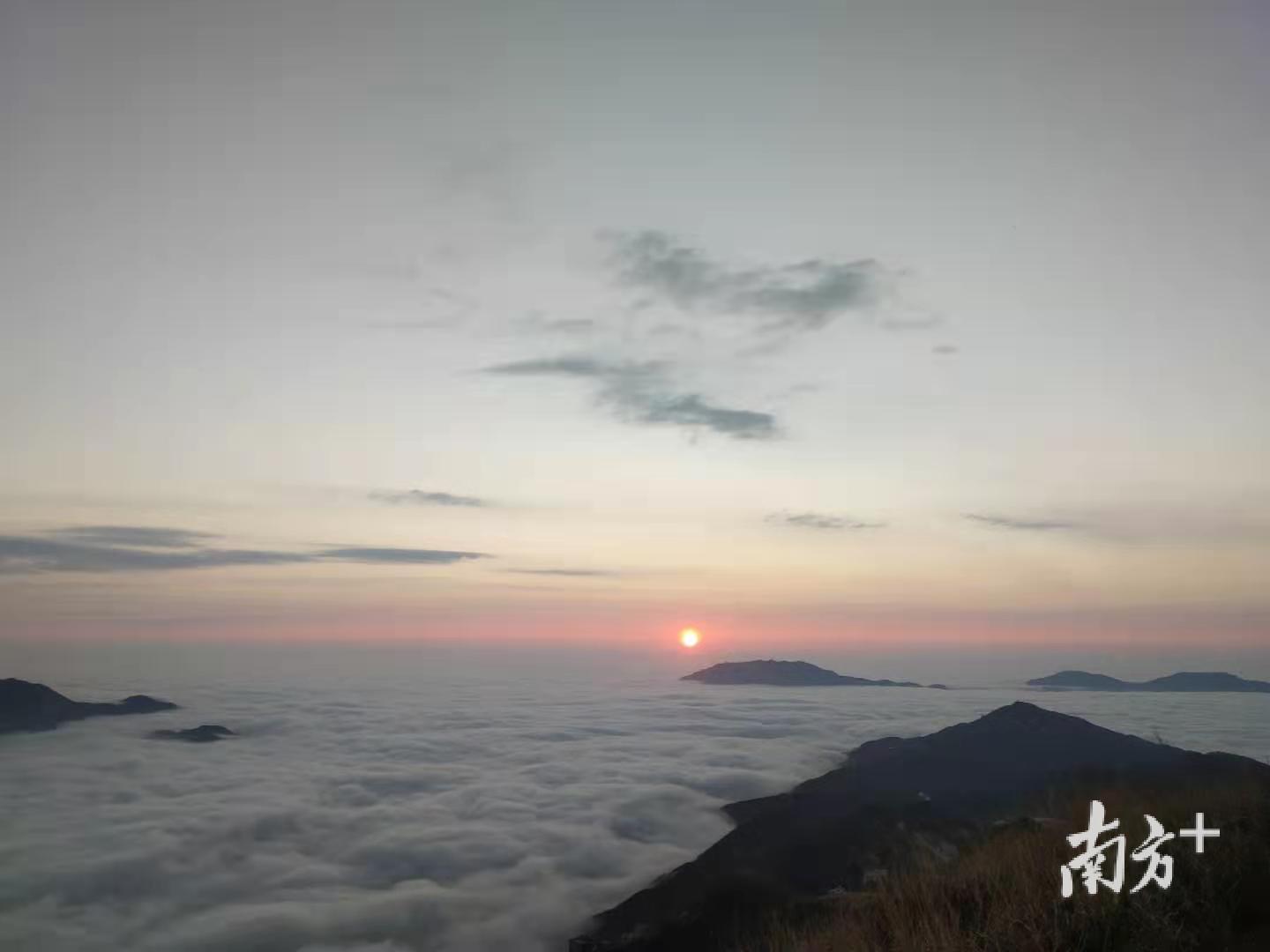 云海变幻莫测、气势磅礴、千姿百态、壮观雄奇。