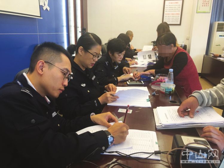 集资参与人在市公安局石岐区分局巡警大队确认被骗的集资款。