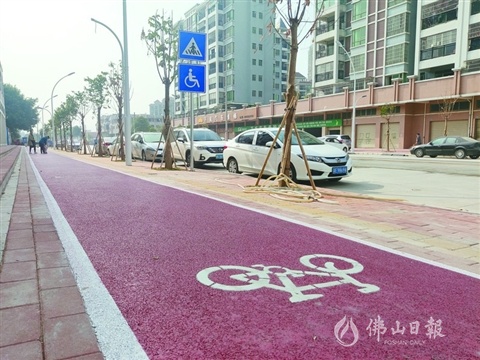 万成路已经完工通车,道路两侧设有停车位和自行车道。/佛山日报记者黎翠怡摄 万成路已经完工通车,道路两侧设有停车位和自行车道。/佛山日报记者黎翠怡摄