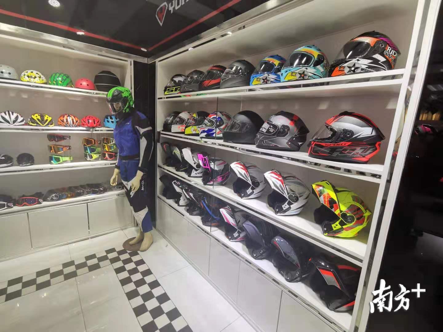 永恒头盔凭借时尚的产品设计受到高端消费者青睐。黄逸豪 摄 永恒头盔凭借时尚的产品设计受到高端消费者青睐。黄逸豪 摄