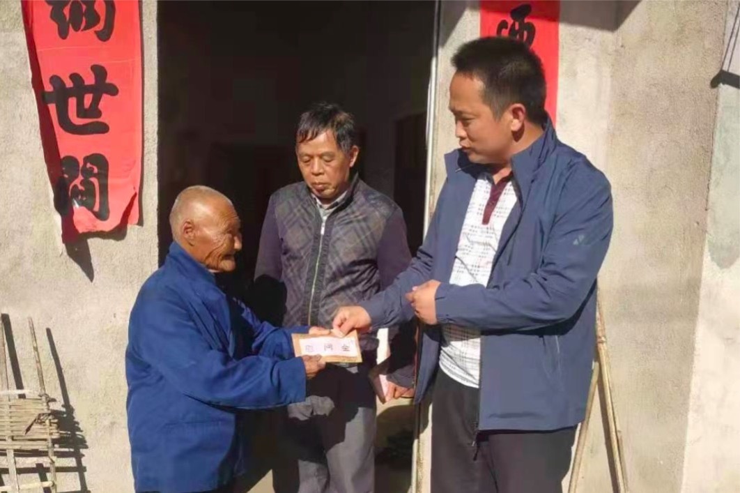 叶志勇代表村“两委”慰问困难群众。