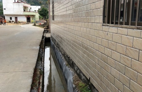 排水渠用水泥加固后，红旗村内环境得到极大改善。