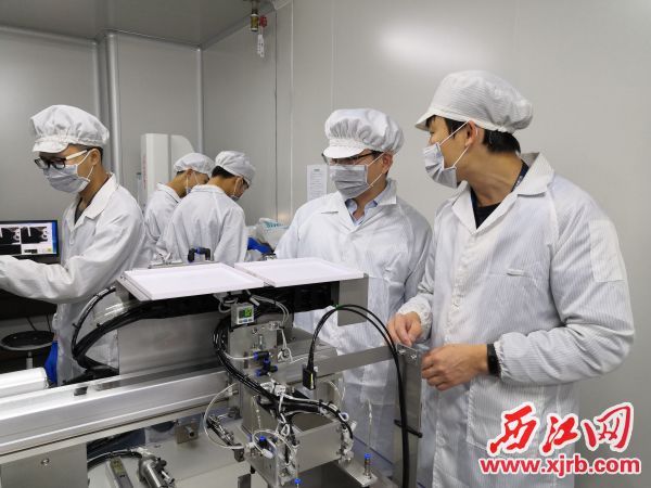 付振晓(右二)与劳模工作室的科研团队在实验室了解产品研发进度。 西江日报记者张苑卉摄 付振晓(右二)与劳模工作室的科研团队在实验室了解产品研发进度。 西江日报记者张苑卉摄