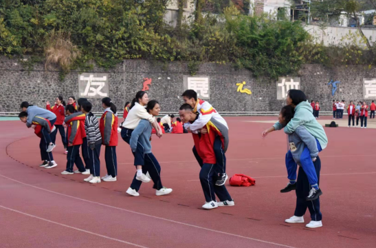 举行趣味心理活动游戏，让学生们的身心在紧张繁忙的学习中得到放松。