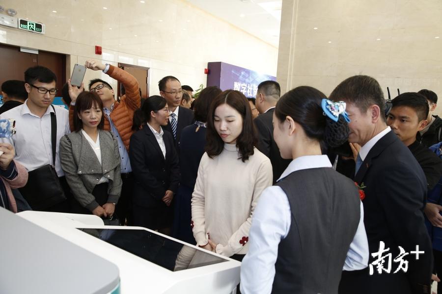 26日，顺德市民王女士凭借身份证，在农行顺德分行营业厅通过刷脸认证，短短五分钟就领到了补办的社保卡。顺德农行供图