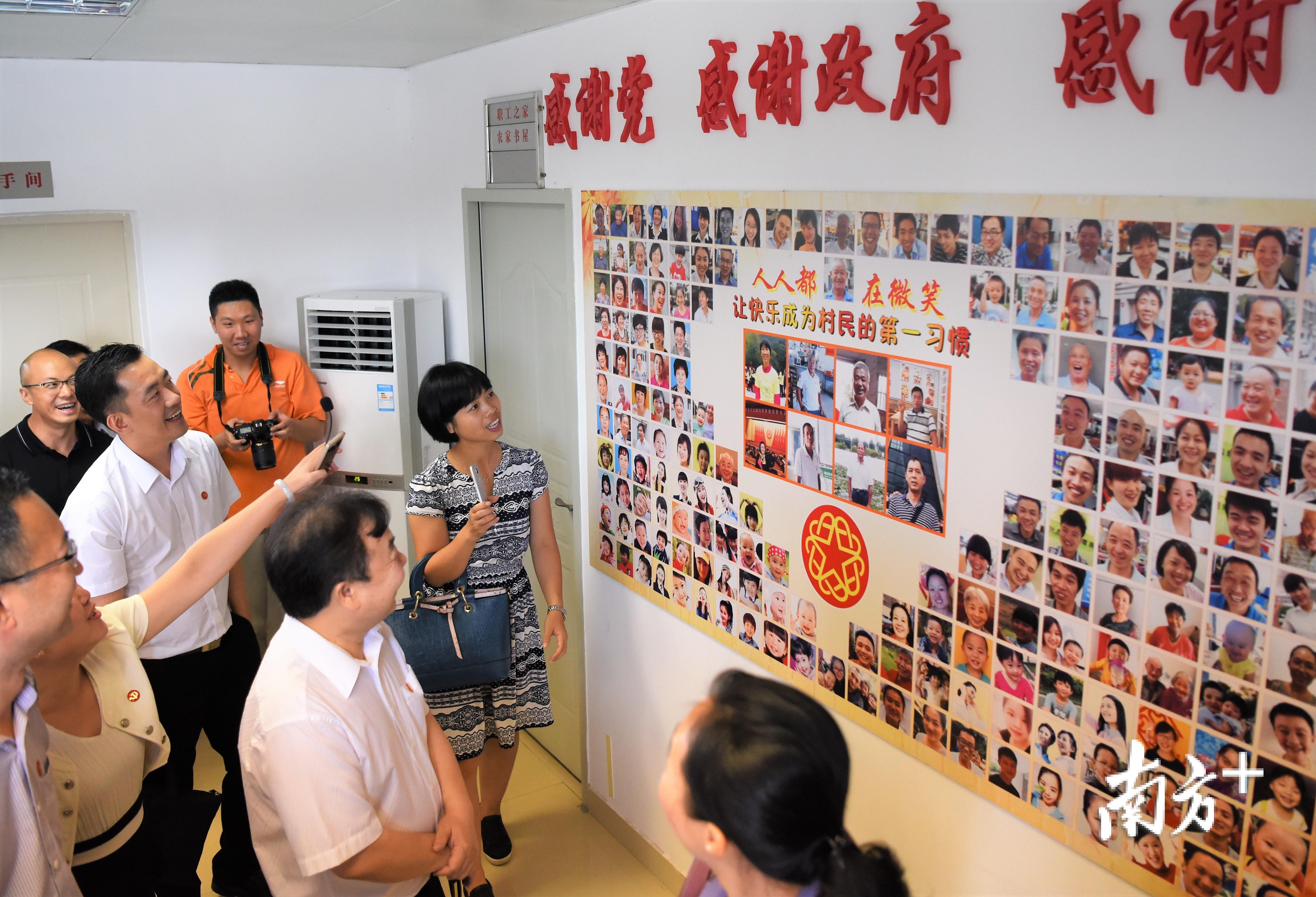 前来取经的嘉宾们在新会区双水镇田心村考察党建和侨联工作。杨兴乐摄 前来取经的嘉宾们在新会区双水镇田心村考察党建和侨联工作。杨兴乐摄