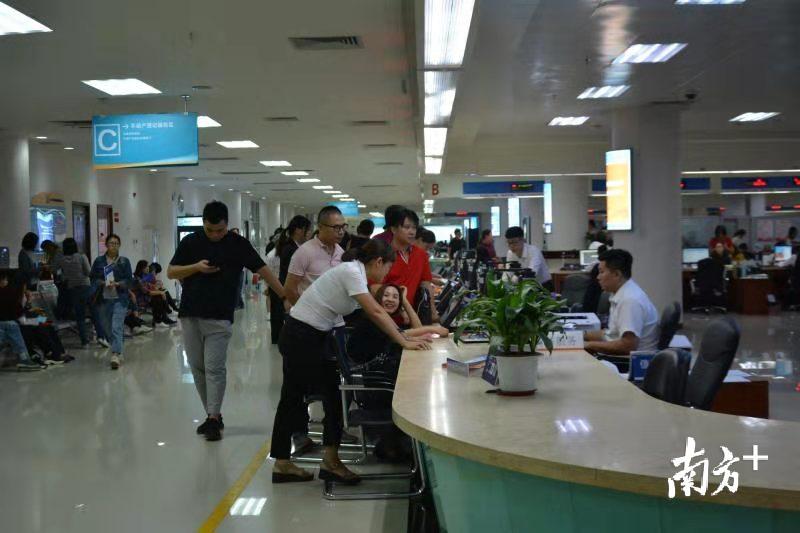 江门市行政服务中心四楼，市民正在办理不动产业务。赵庭玥 摄