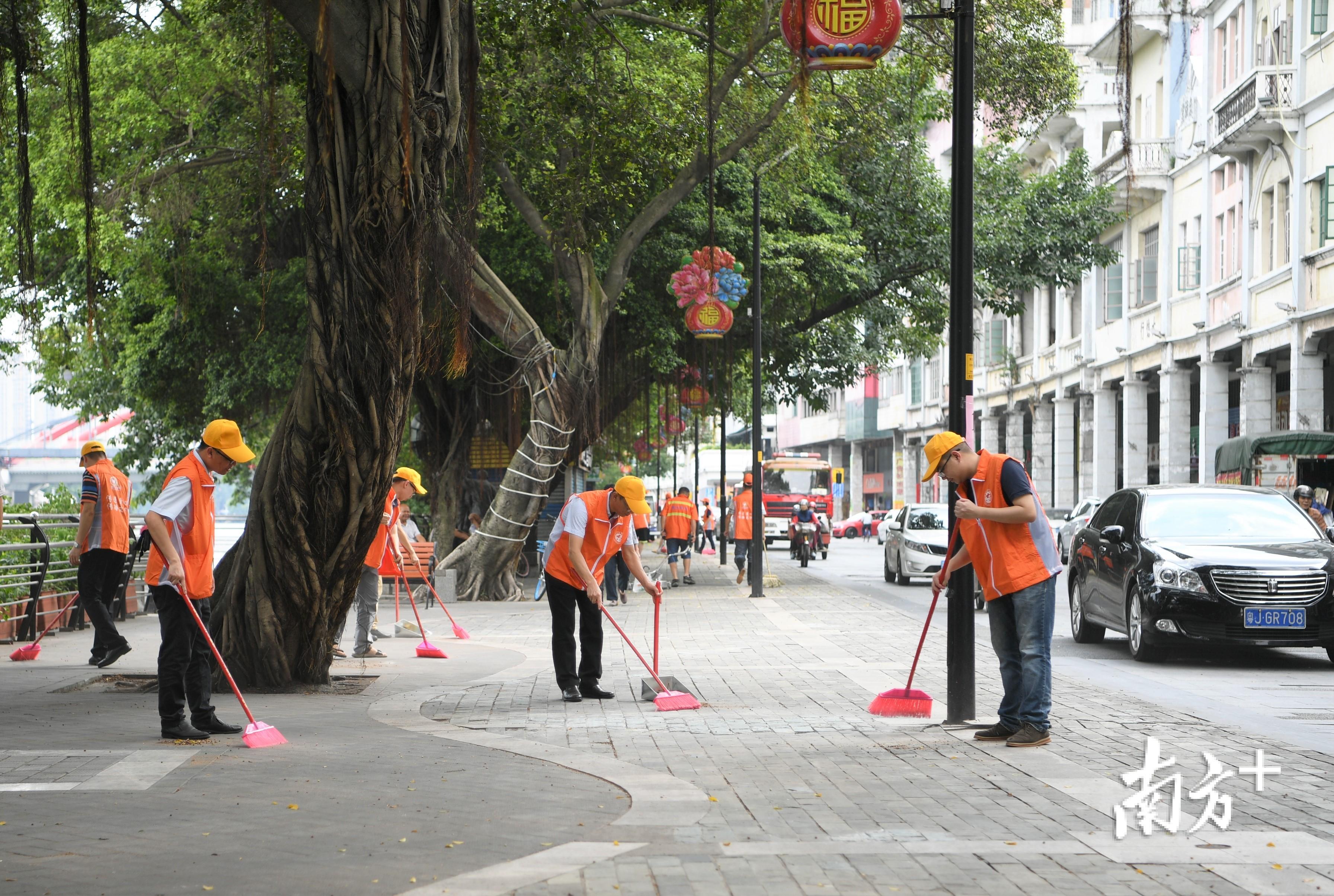 江门的党员义工到长堤风貌街打扫卫生。南方日报记者 杨兴乐 摄 江门的党员义工到长堤风貌街打扫卫生。南方日报记者 杨兴乐 摄