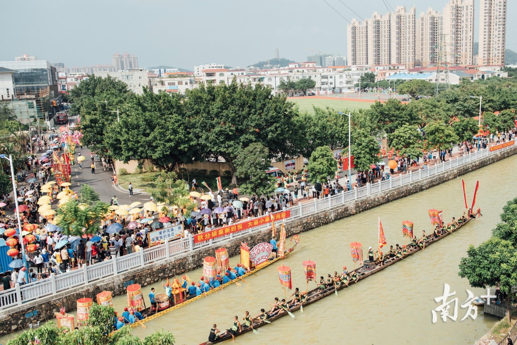 黄圃体育公园龙舟巡游庆丰收。欧倩芳摄