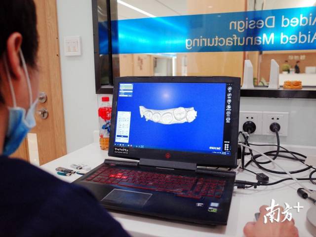 技师在处理3D模型。