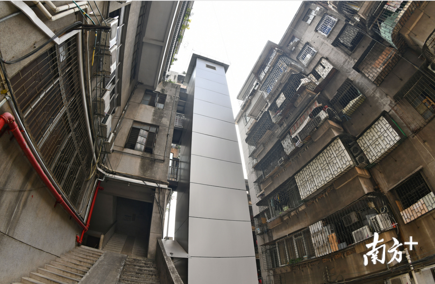 位于塔坡社区的一旧居民楼已于近年加装了电梯，极大方便了老人的出行。戴嘉信 摄