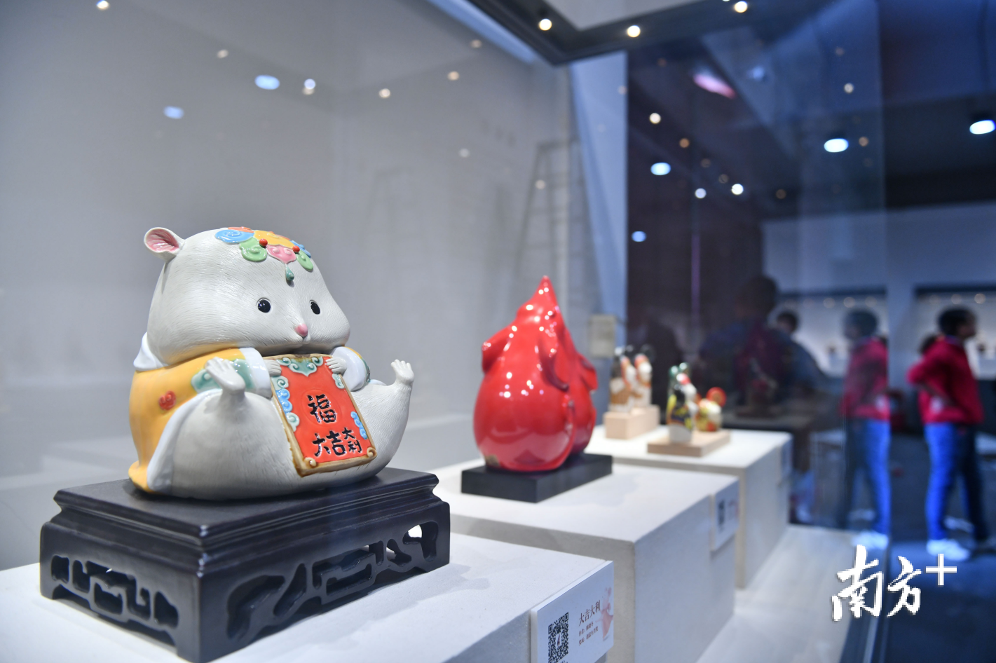石湾贺年生肖陶艺大赛巡回展上，造型新颖的鼠年生肖陶瓷作品。 戴嘉信 摄