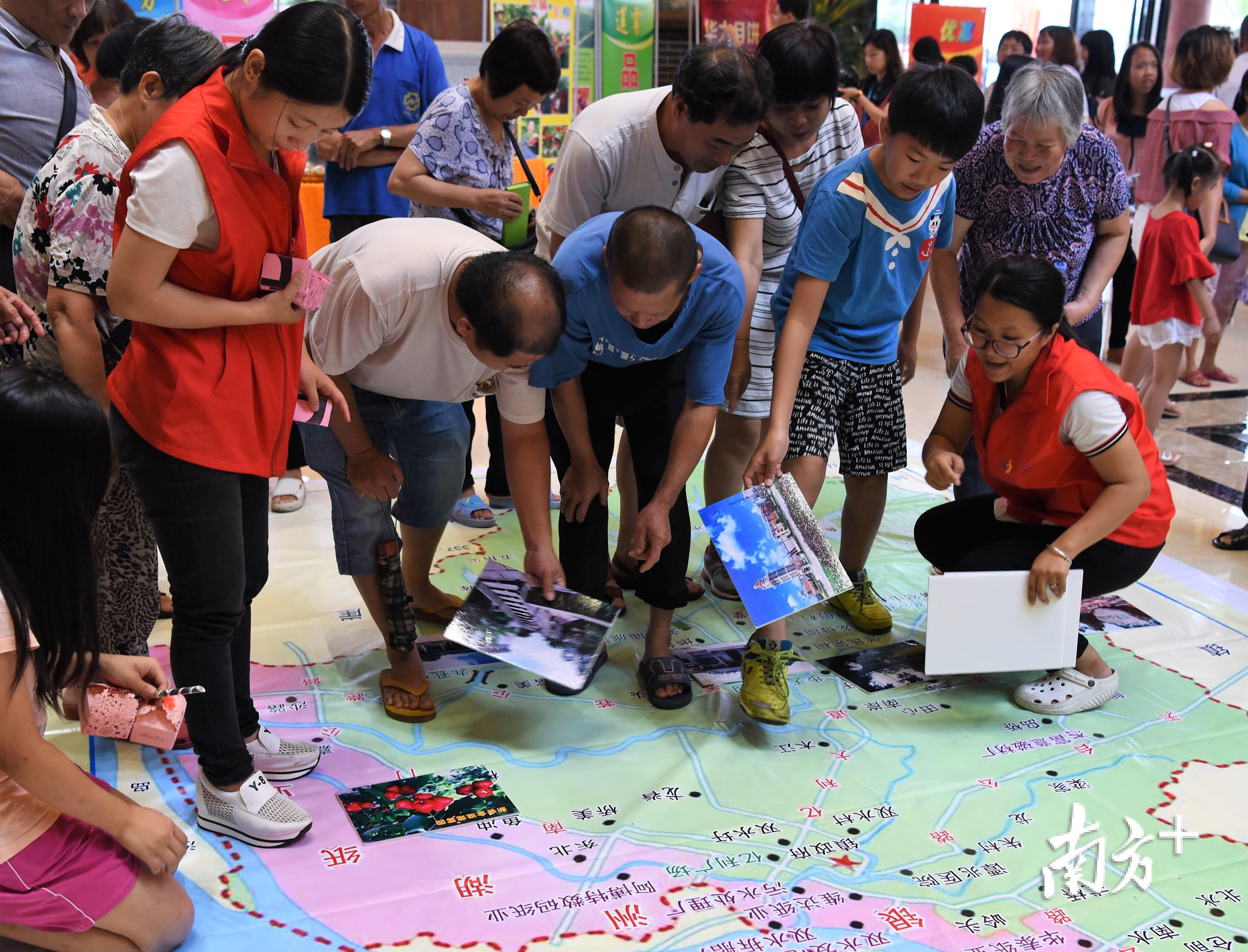 双水镇义工们在活动现场铺开双水镇旅游地图,举行“美丽双水知多少”有奖认图活动。杨兴乐摄 双水镇义工们在活动现场铺开双水镇旅游地图,举行“美丽双水知多少”有奖认图活动。杨兴乐摄