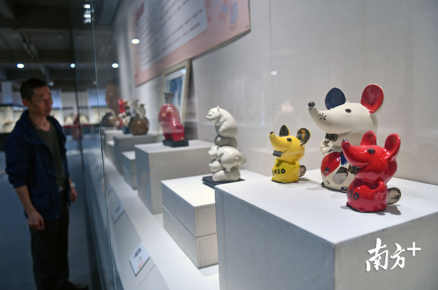 石湾贺年生肖陶艺大赛巡回展上，造型新颖的鼠年生肖陶瓷作品。 戴嘉信 摄