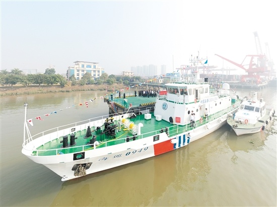 “海巡0949”号40米级B型巡逻船总长47.4米,型宽8米,型深4.7米,总吨366吨,主机总功率2684千瓦,最高平均航速17.78节。 郭永乐 摄 “海巡0949”号40米级B型巡逻船总长47.4米,型宽8米,型深4.7米,总吨366吨,主机总功率2684千瓦,最高平均航速17.78节。 郭永乐 摄