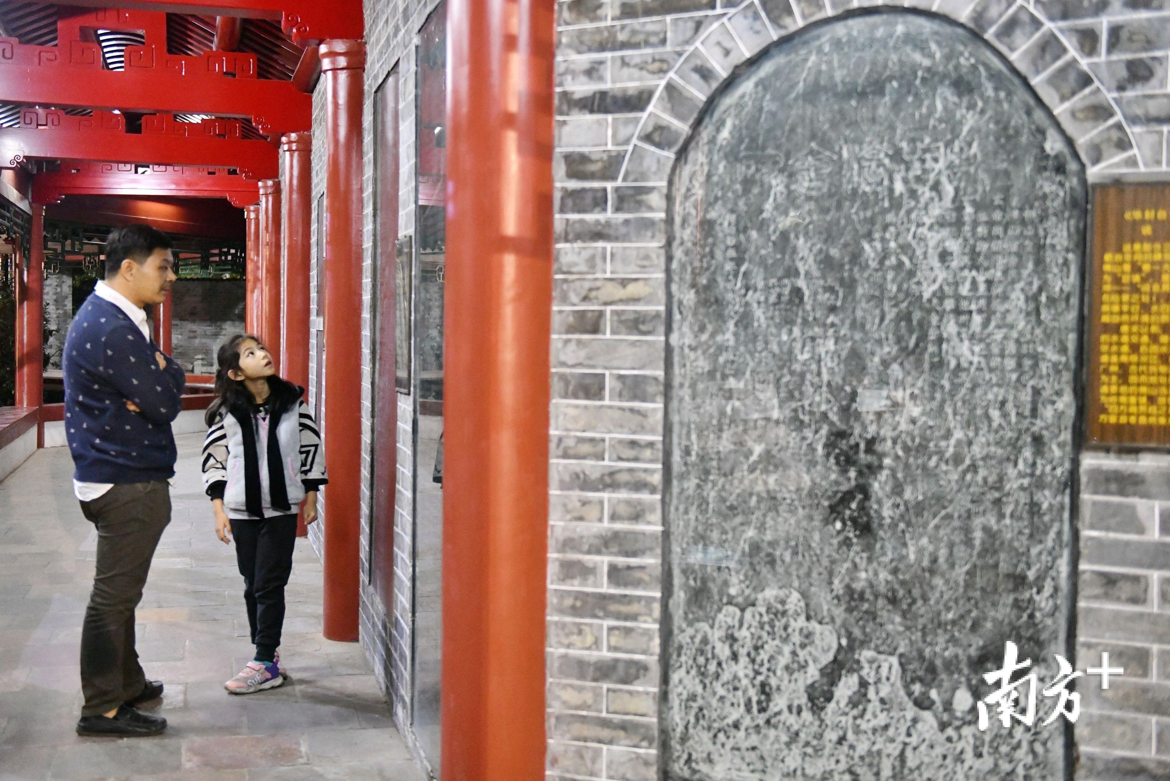 在祖庙博物馆实行夜间开放后，不少市民入内参观。戴嘉信 摄