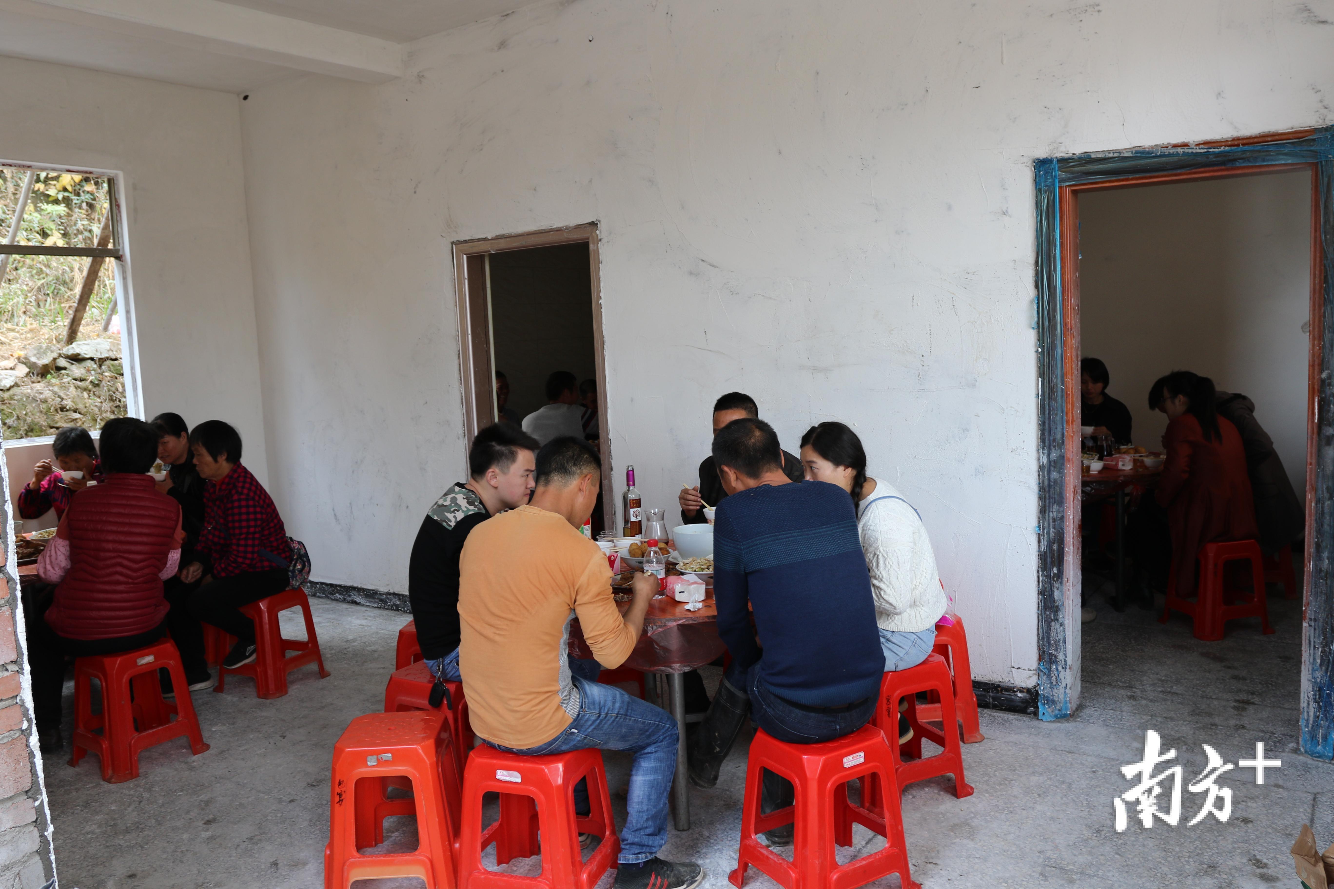 谢文捷家乔迁喜宴无法全部在自家摆放，部分宴席移到邻居家。