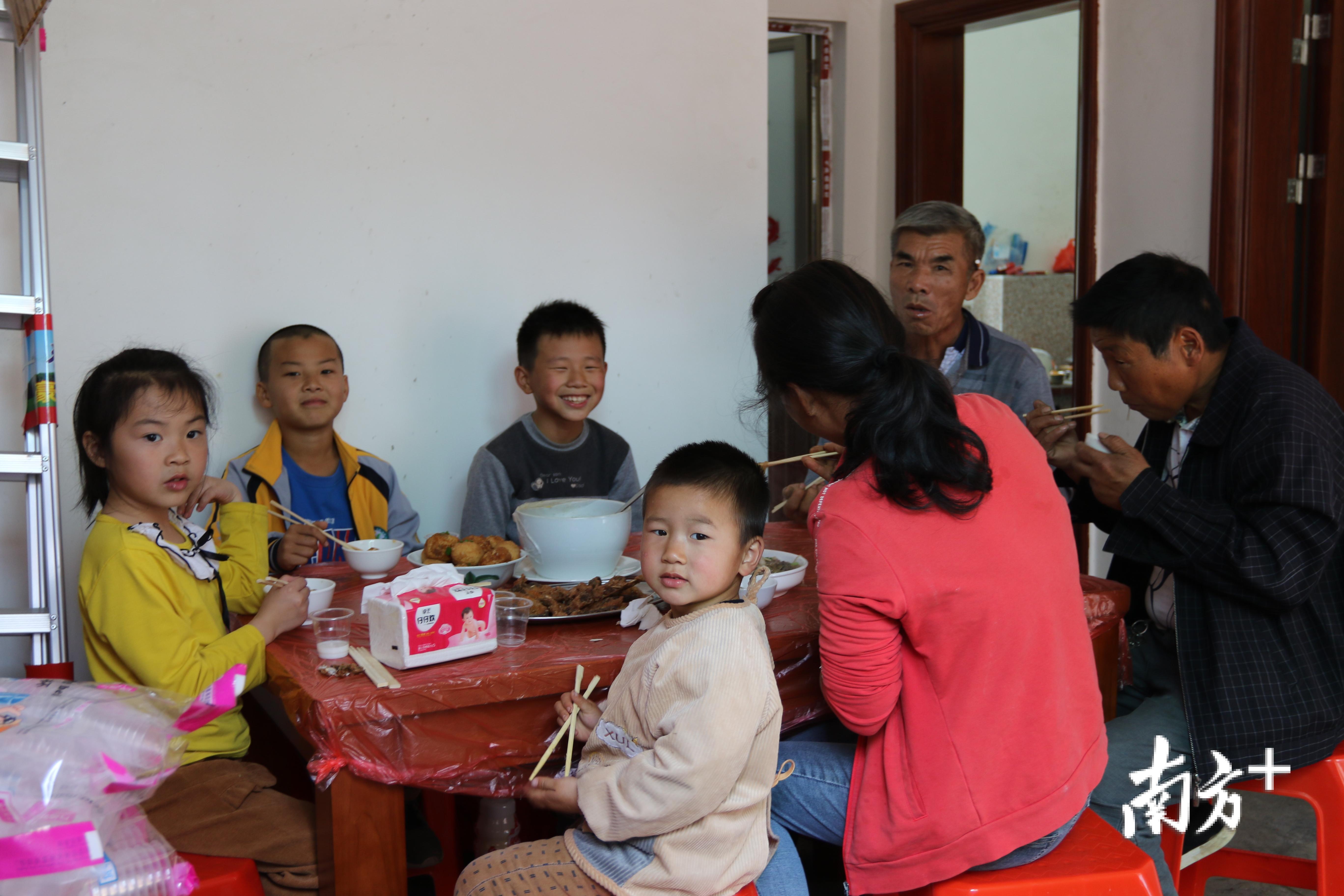 谢文捷在自家新房内与众亲友共享喜宴。