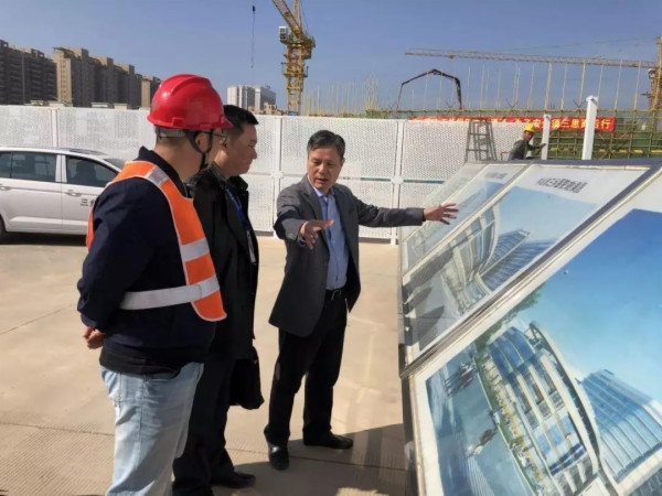 ▲三乡镇党委书记黄顺欢了解三乡医院异地新建项目建设情况 ▲三乡镇党委书记黄顺欢了解三乡医院异地新建项目建设情况