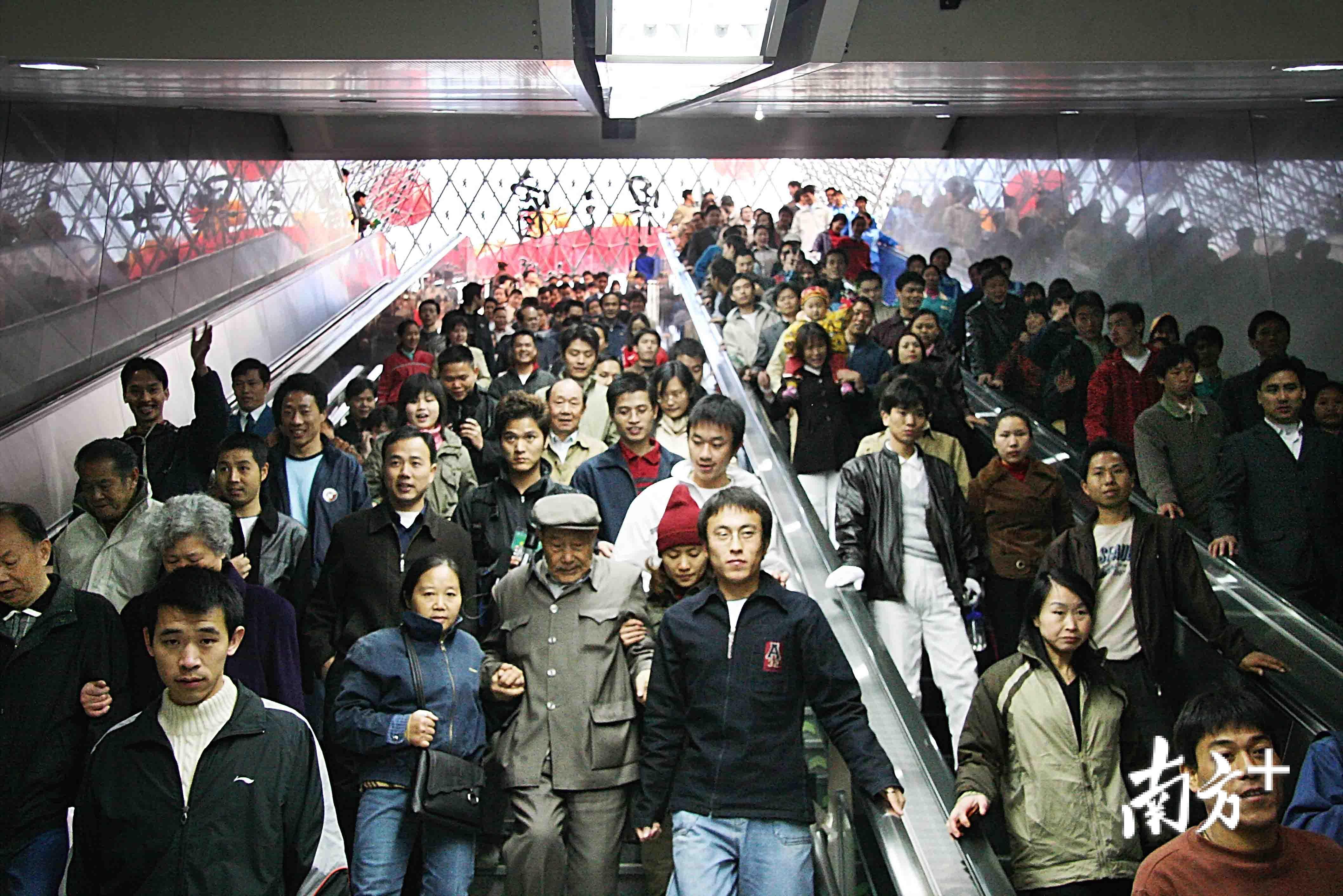 深圳最挤的地铁线非1号线莫属，不接受反驳！ - 知乎