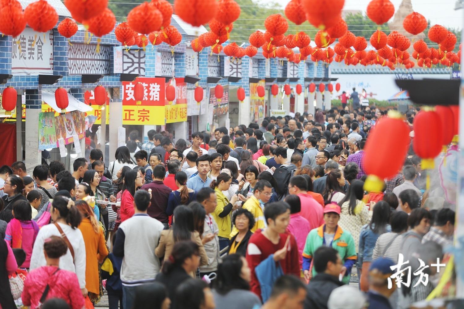 顺德美食节吸引众多游客前往。戴嘉信 摄