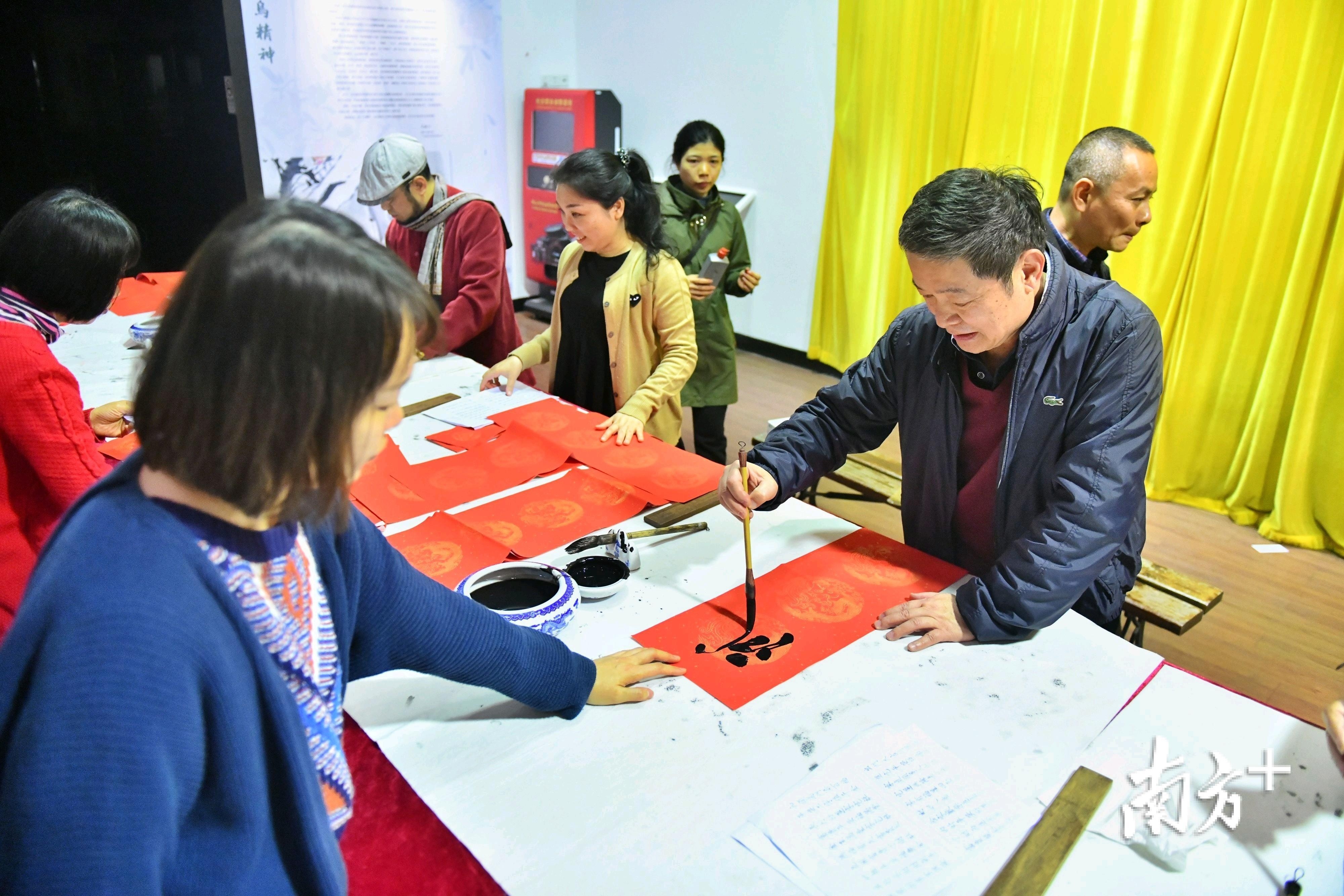 夜间开放首日，祖庙博物馆特邀书法名家，现场挥毫泼墨，为市民免费送春联。戴嘉信 摄
