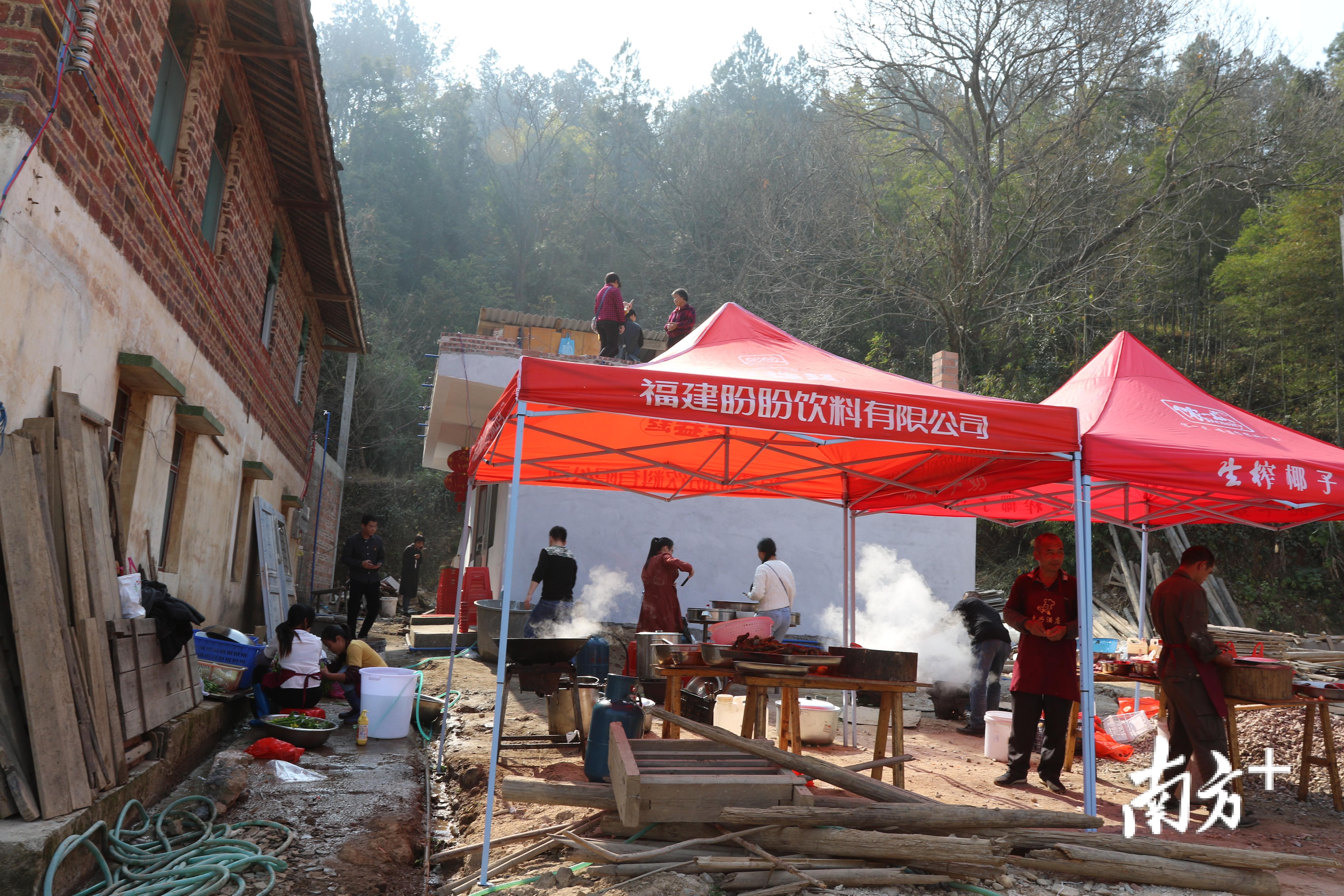 厨师在为谢文捷家喜宴备菜。