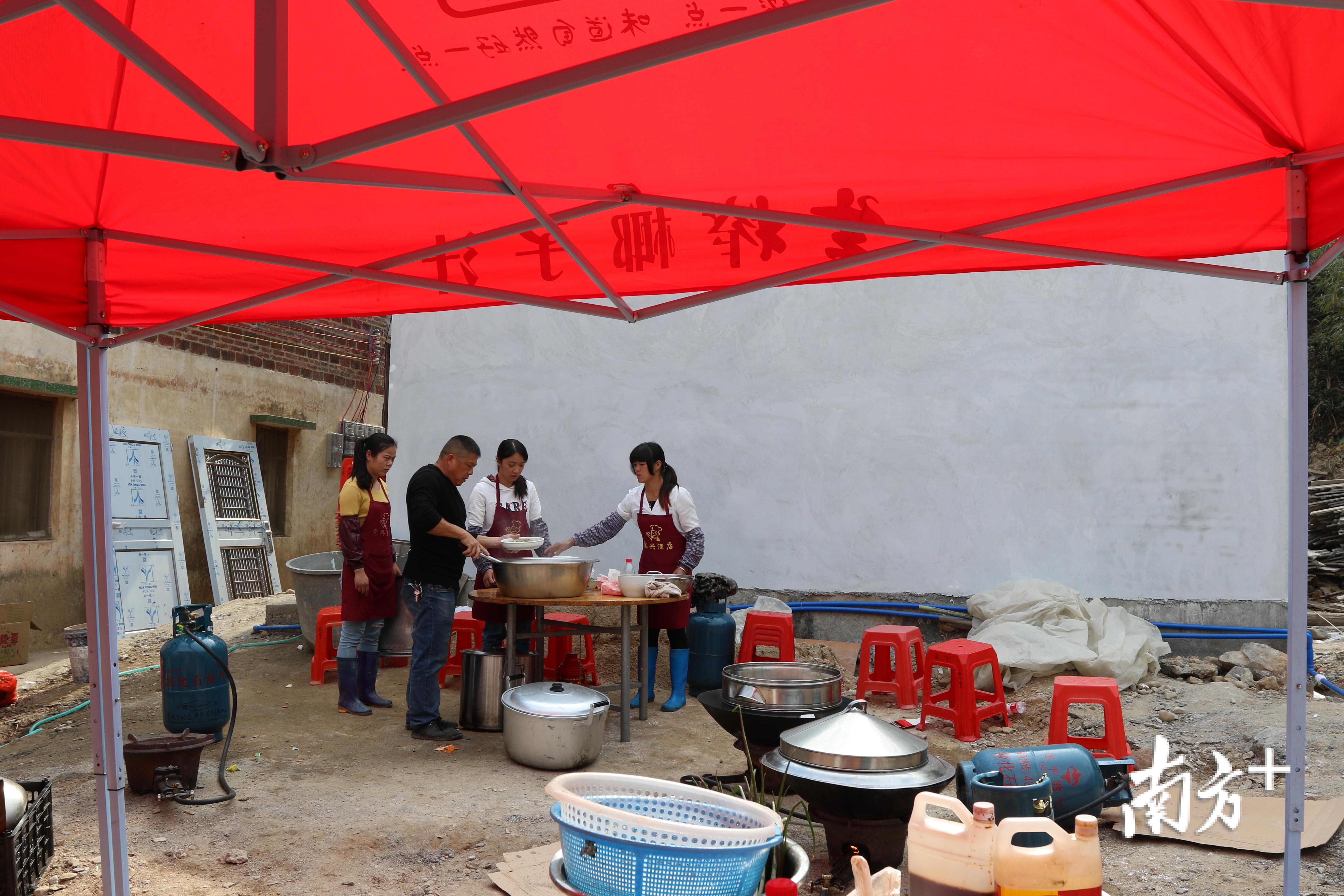 为谢文捷家喜宴上菜。