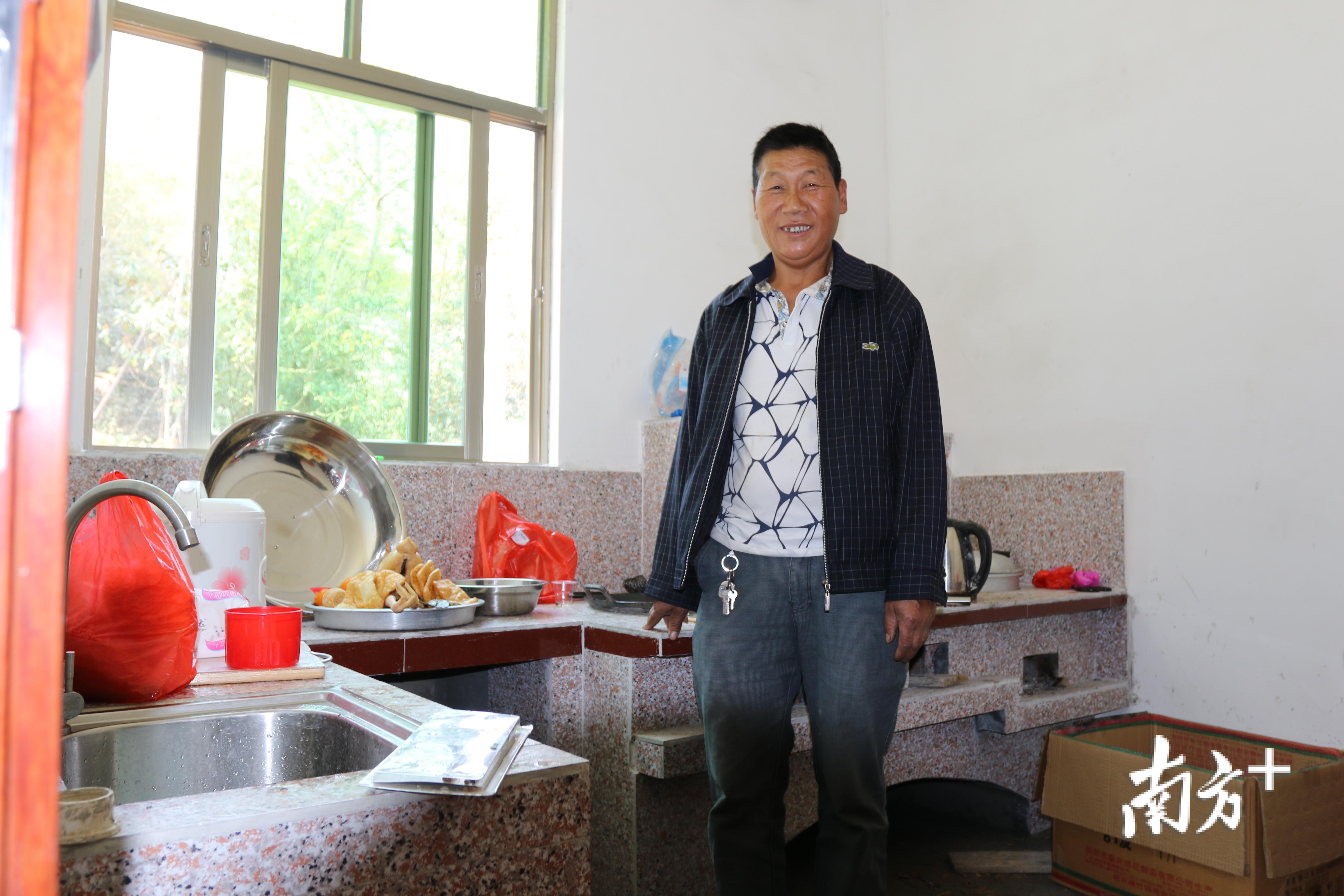 谢文捷兴奋地向来访者介绍其新居漂亮的厨房。