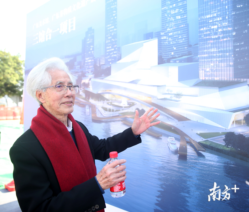 何镜堂院士接受南方+记者采访。南方日报记者万稳龙 摄