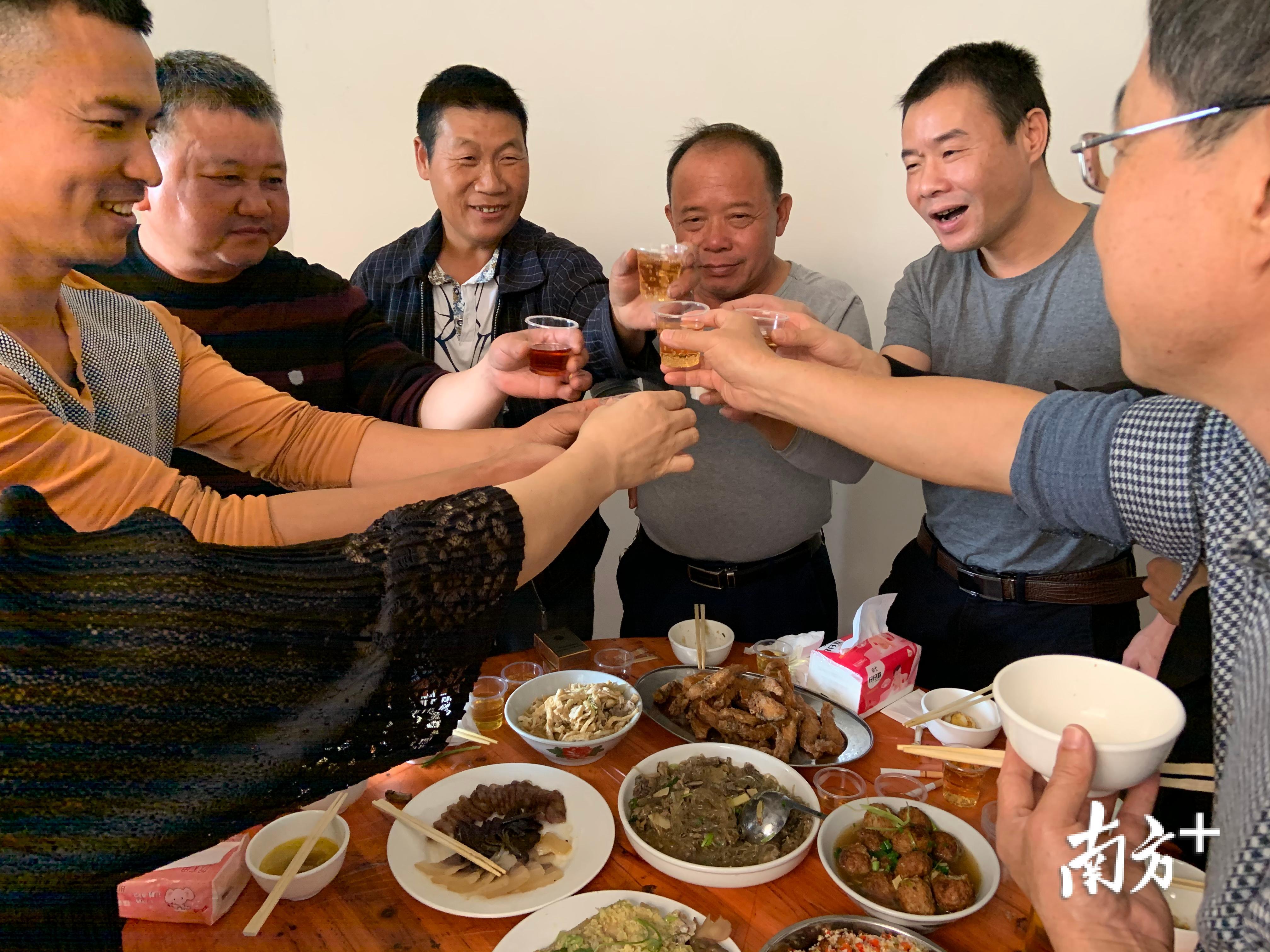 谢文捷举杯敬酒。