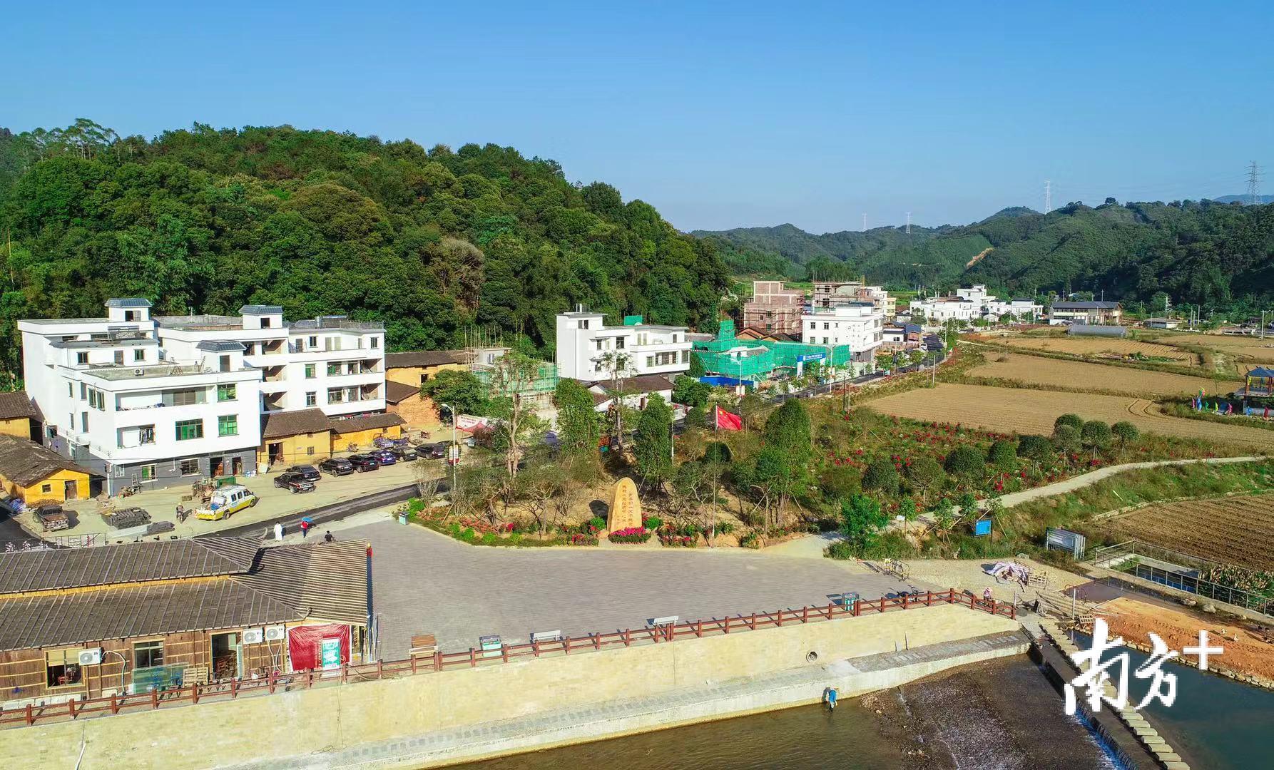 如今,清远实施乡村振兴战略、探索破解城乡二元结构的路径正在连樟村生动实践。 记者 曾亮超 摄 如今,清远实施乡村振兴战略、探索破解城乡二元结构的路径正在连樟村生动实践。 记者 曾亮超 摄